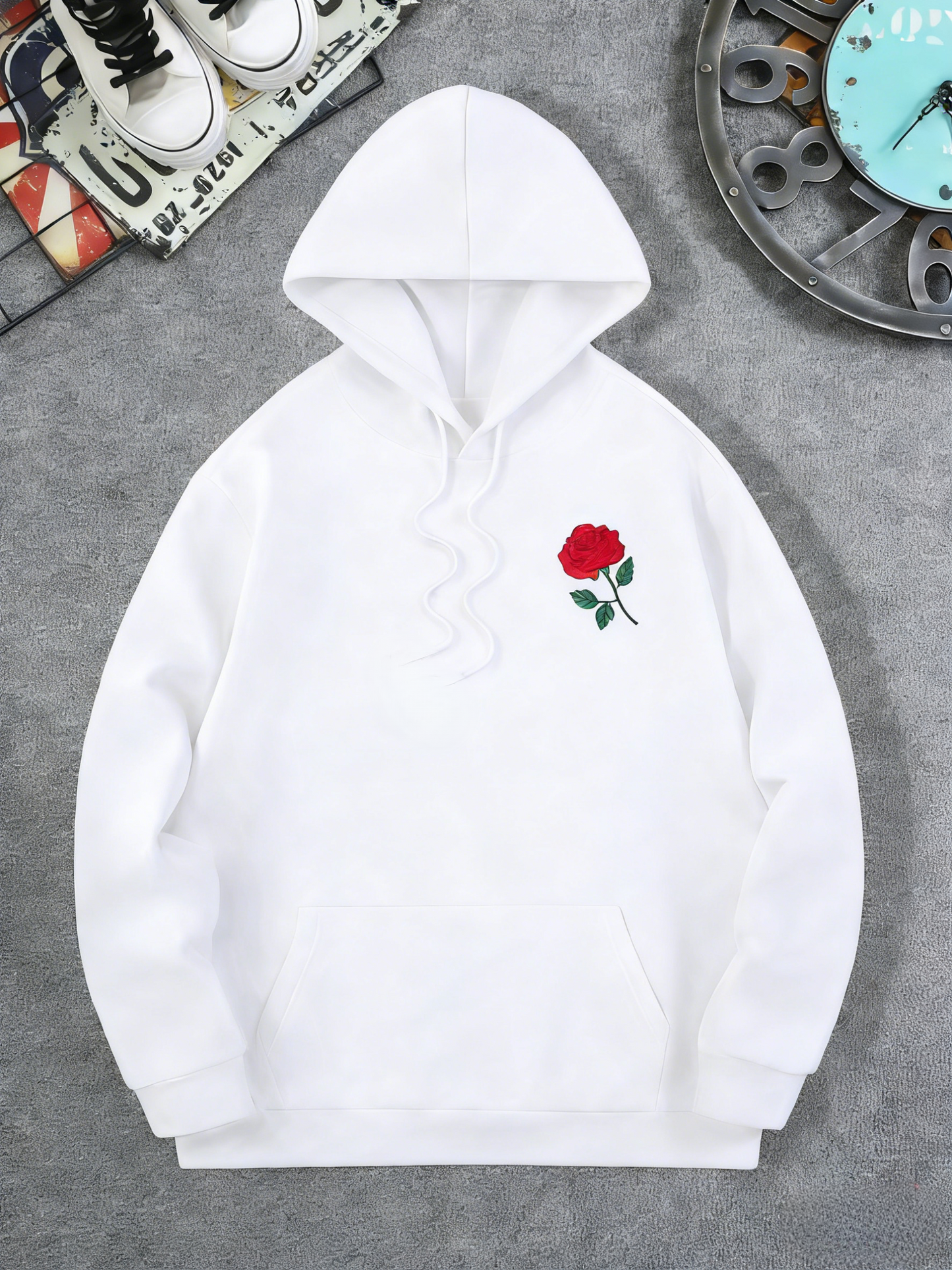 Streetwise Silhouette Hoodie - Men‘s Contemporary Graphic Print on Loose Fit Pullover, Oversized Comfort for Modern Street Style
